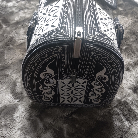 Laga Designs Elegant Brown and Cream Handbag Banda Style Bag - Picture 5 of 6